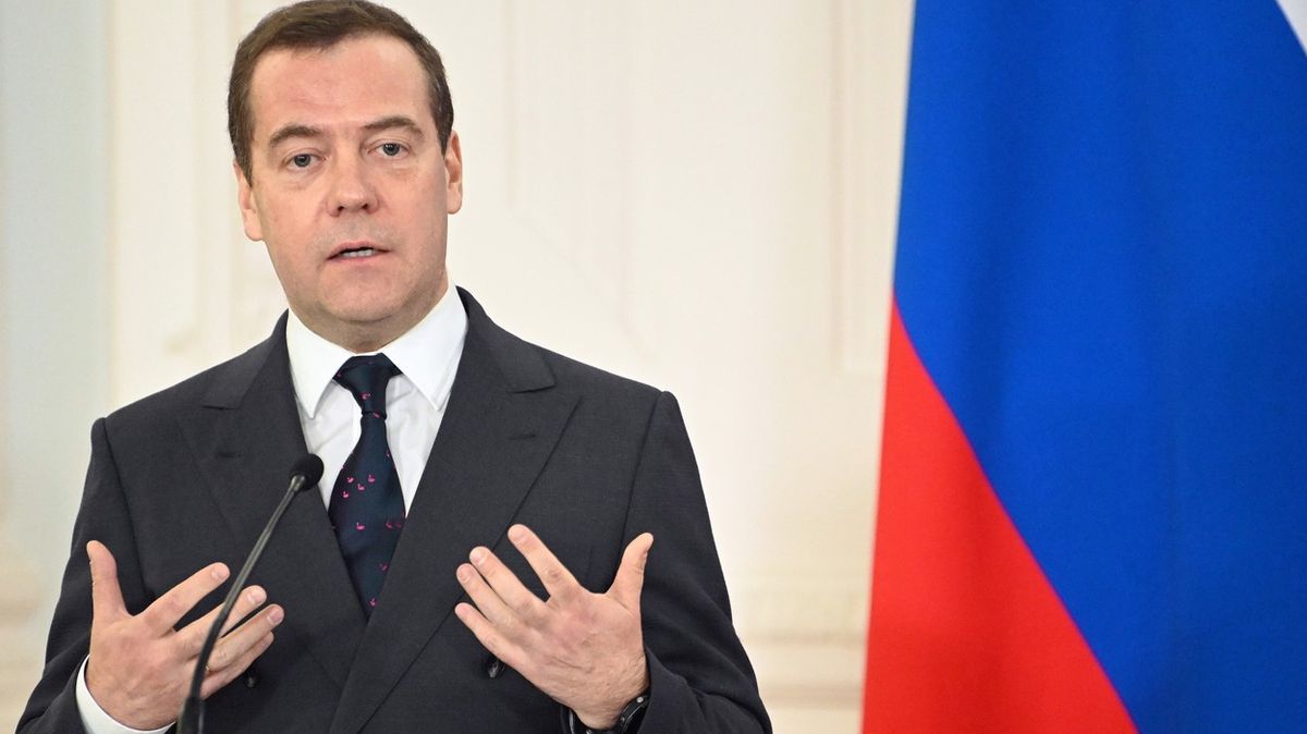 Medveděv oznámil demisi vlády. Putin navrhl nového premiéra
